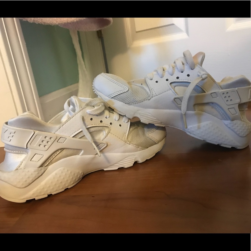 NIKE HUARACHES
